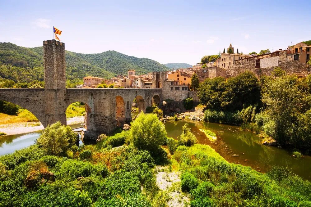Besalú, medeltida katalansk by med romansk bro från 1000-talet