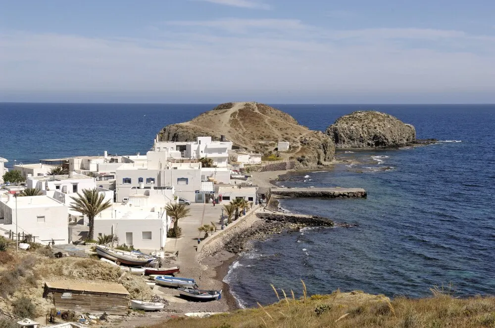 La Isleta del Moro, en fiskeby i Cabo de Gata med vitkalkade hus och vulkaniska klippor